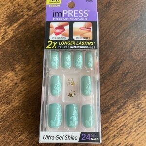 imPRESS Mint Green Floral Press-On Gel Nails with Gold Star Accents